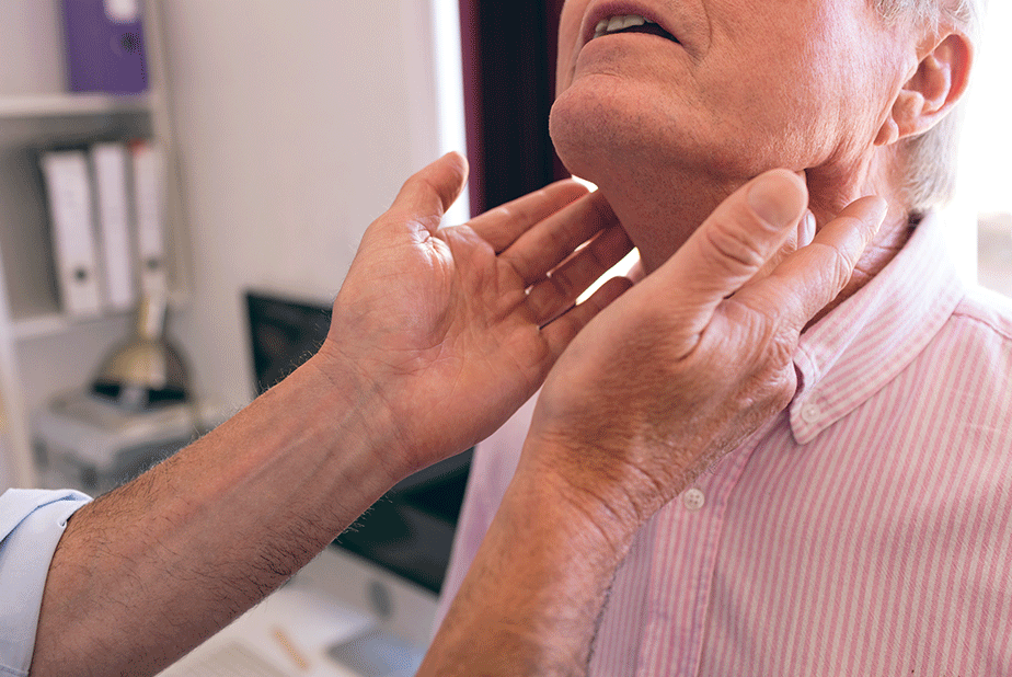 AIOCC: innovazione e collaborazione nell’oncologia dei tumori testa-collo Primo piano di un dottore che visita un anziano in ambulatorio