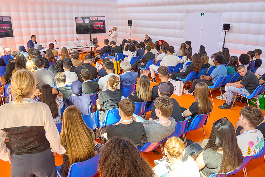Tecnodental Forum è protagonista a Expodental Meeting 2026 Un gruppo di persone che seguono un corso durante Expodental meeting