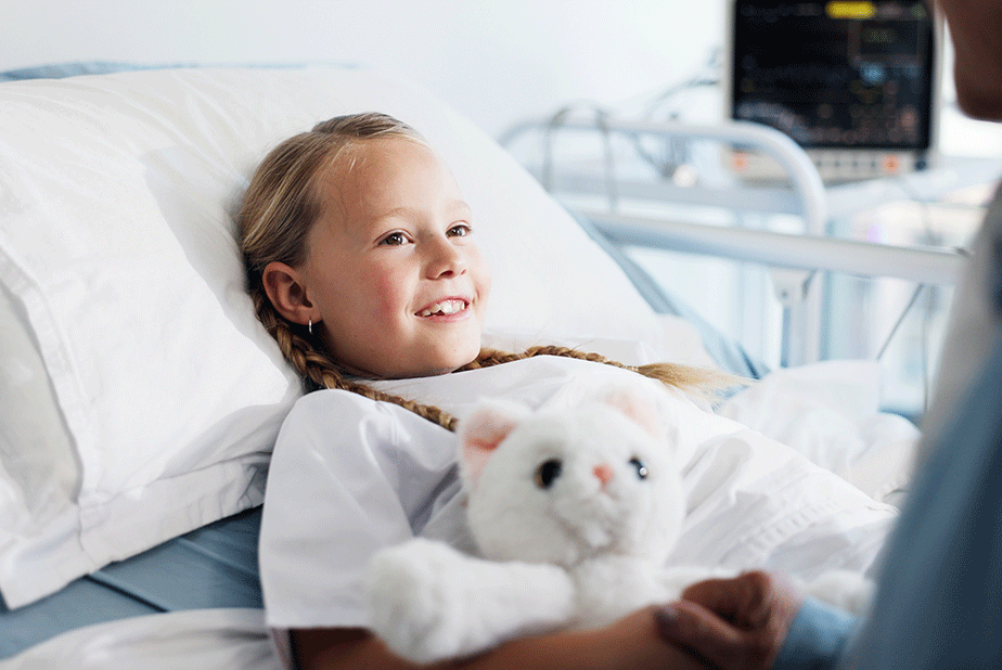 Bambina nel letto di un ospedale