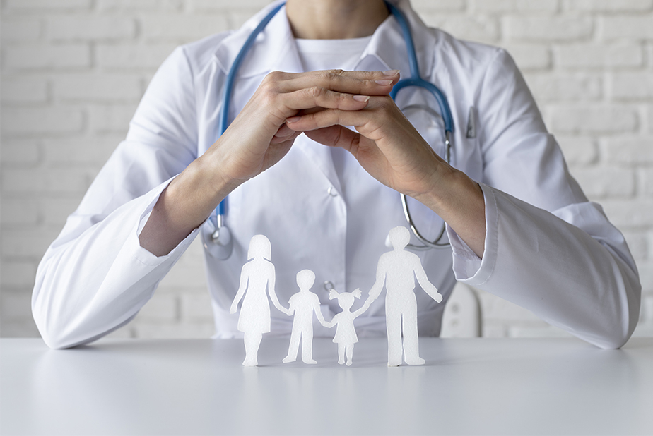 Anelli: "Riforma medicina territoriale inefficiente e dannosa" Medico con modellino di famiglia sulla scrivania