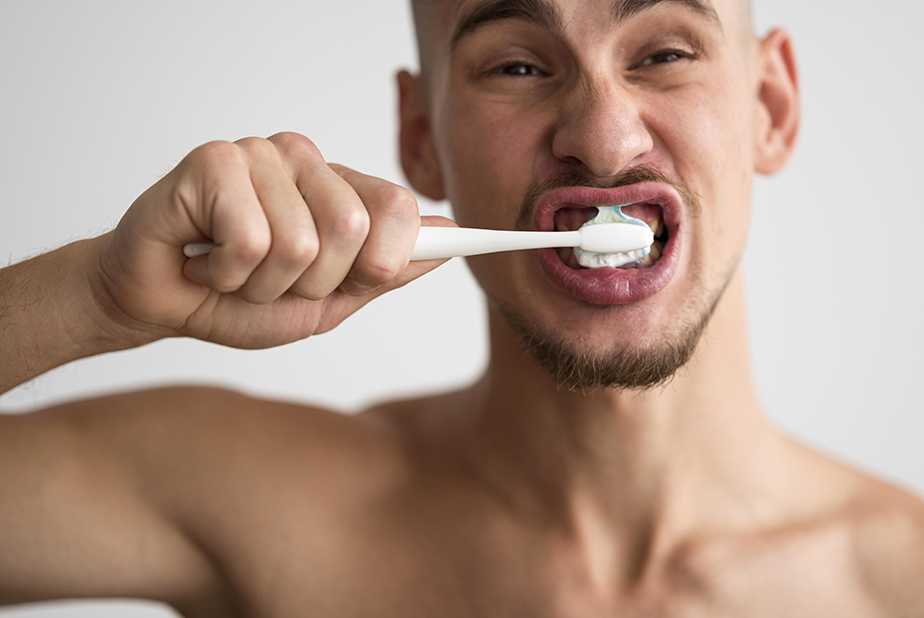 Consigli sullo spazzolamento: analisi delle associazioni dentali Ragazzo che spazzola i denti