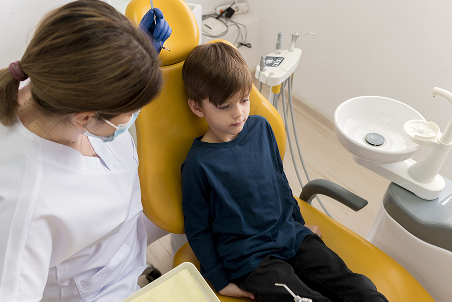 Il trattamento odontoiatrico per bambini con disturbi dello spettro autistico Bambino su riunito dal dentista