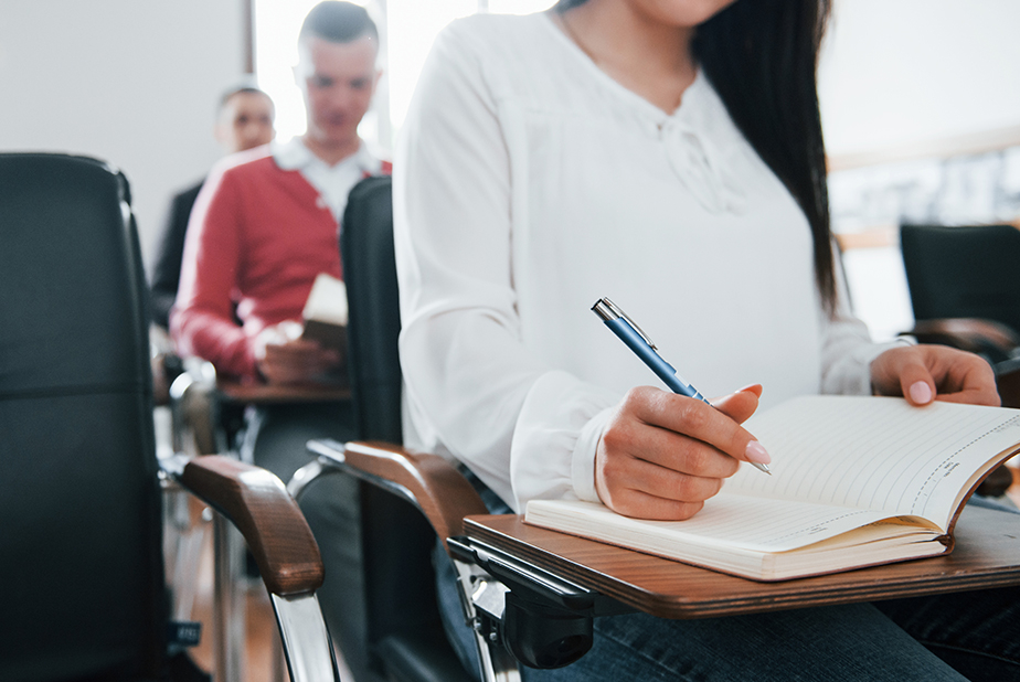 primo piano di studenti che effettuano un test