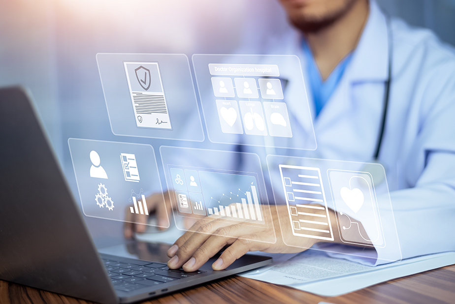 Dati sanitari a rischio: il caso UK Biobank e la sfida della sovranità digitale Medico con ologramma al pc