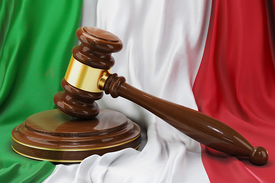 FNOMCeO lancia una Scuola di Alta Formazione per rafforzare la sanità Martello giudice con bandiera dell'Italia