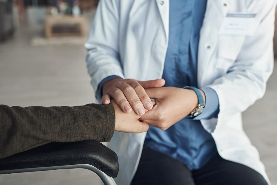 Medico che stringe la mano a paziente