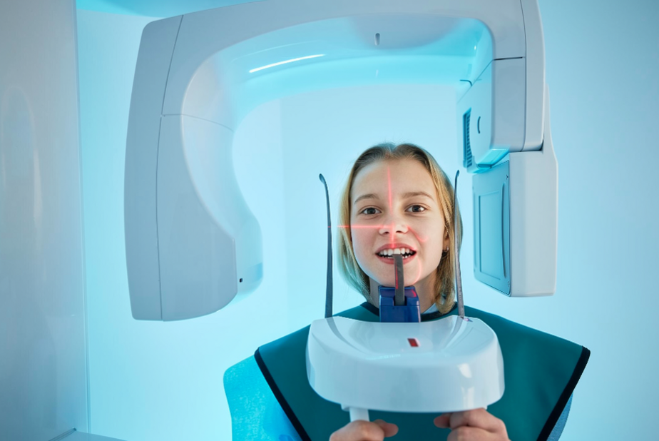 ragazza che effettua esame radiografico