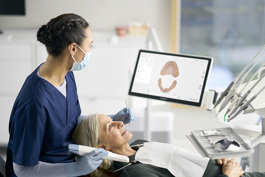 3Shape Open Day: il check-up digitale che trasforma l'esperienza del paziente Medico che usa scanner intraorale su paziente