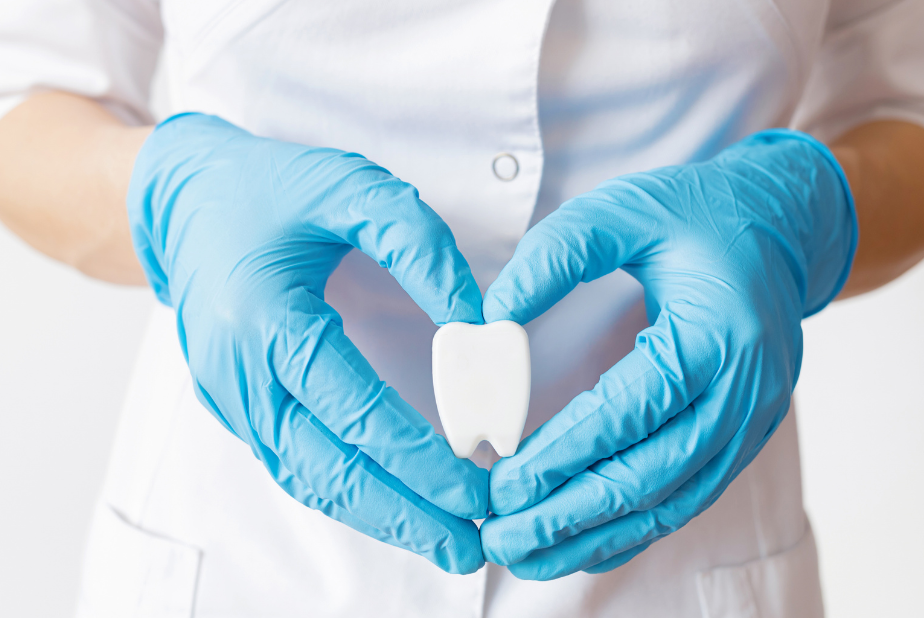 5x1000 e odontoiatria sociale: la guida alla scelta dei codici fiscali per gli enti del terzo settore mani che formano un cuore con all'interno un modellino di dente