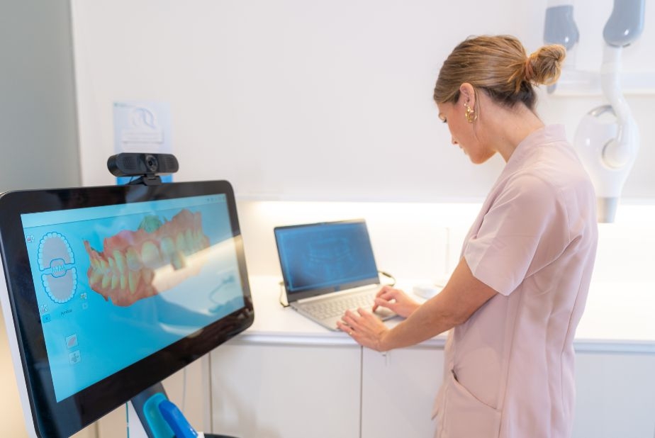 ChatGPT e Gemini alla prova della protesi implantare: quanto sono affidabili le risposte dell'IA dottoressa al pc