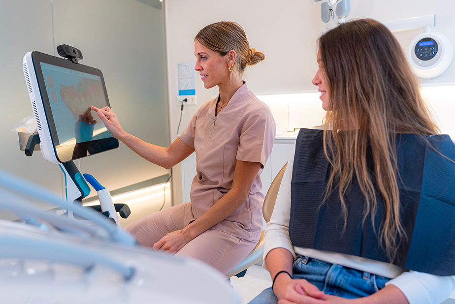Come l'intelligenza artificiale e la fiducia ridefiniscono il rapporto con il paziente nel 2026 specialista spiega al paziente la diagnosi con il supporto di strumenti digitali