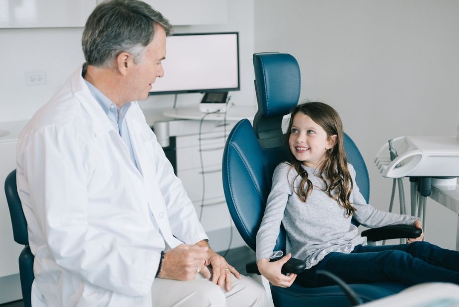Dentsply Sirona ottimizza l'efficienza del software SureSmile paziente con odontoiatra