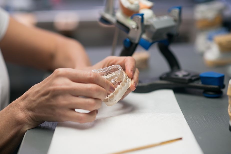 L'impatto dell'angolazione di stampa sugli allineatori ortodontici Direct-to-Print primo piano di mani di odontotecnico