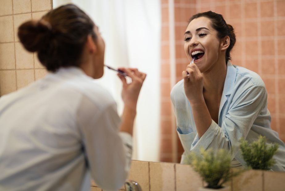Self-care e salute orale: la prevenzione comincia dai gesti quotidiani ragazza allo specchio