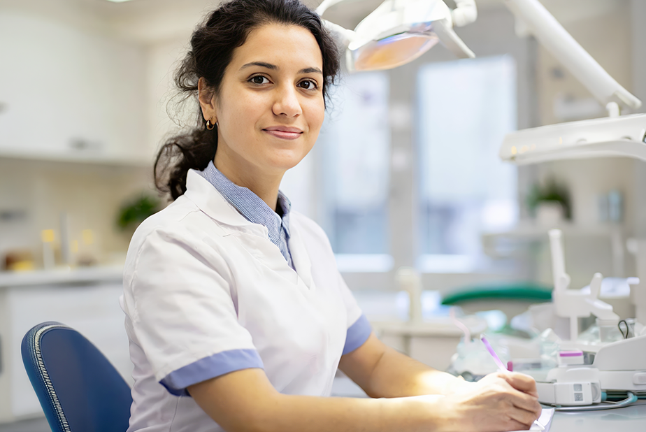 Assistente alla Poltrona: una figura chiave nello studio dentistico ASO in Studio