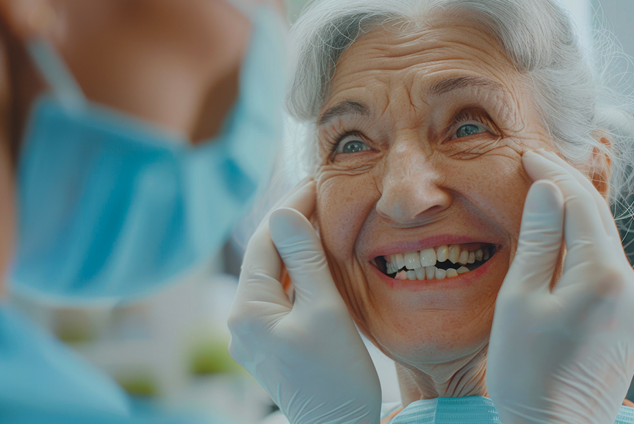 donna anziana in visita da odontoiatra