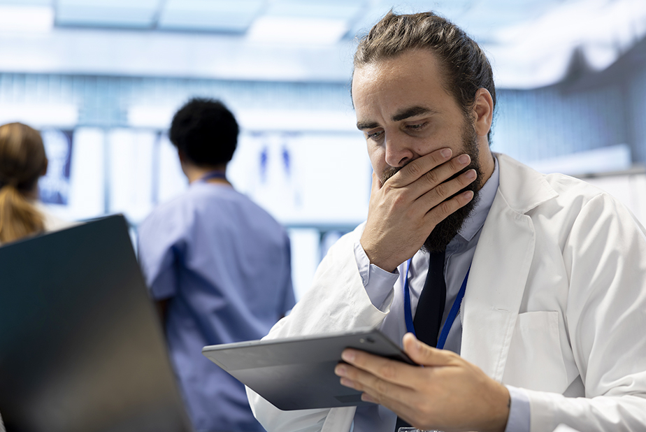 Chi risponde se l'IA sbaglia diagnosi? Medico con tablet in mano