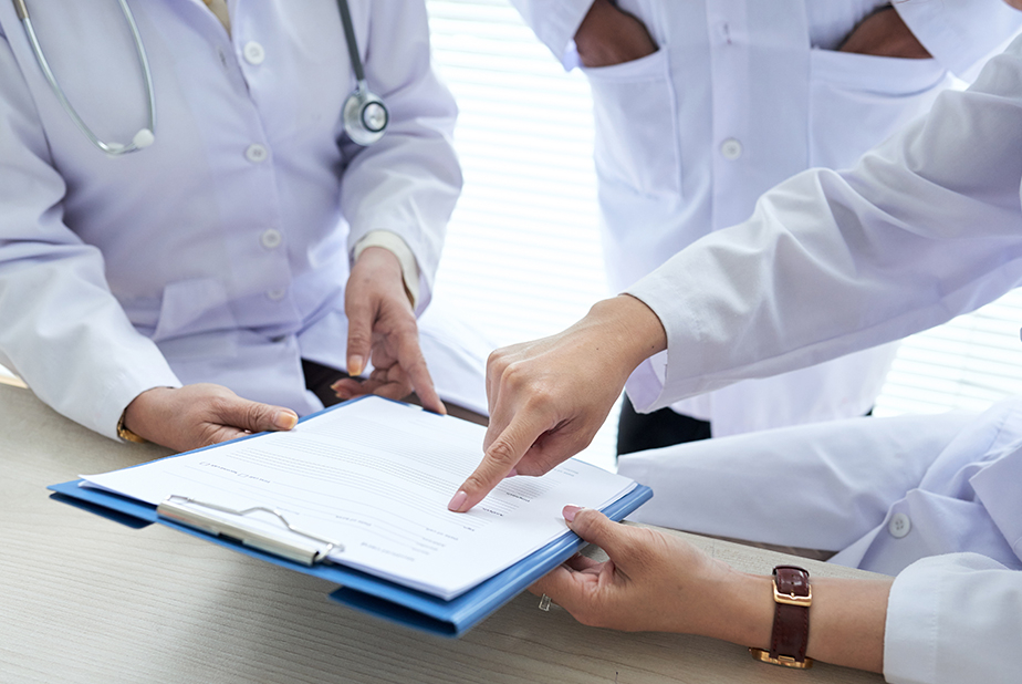 CCNL Sanità 2025-2027: sottoscritta l'ipotesi di accordo per oltre 137.000 dirigenti mani di medici che indicano un modulo